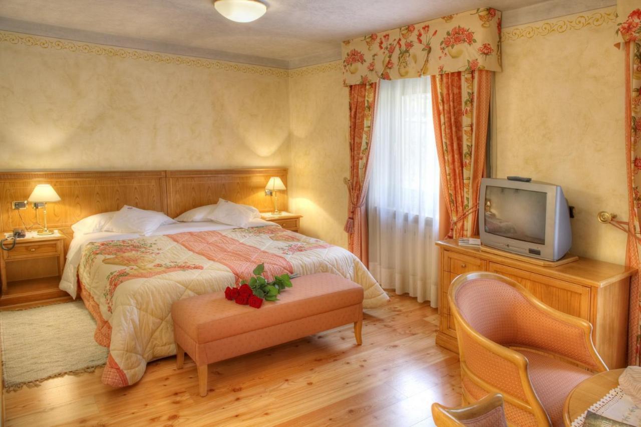 Hotel Ladinia Dolomites View Поцца-ді-Фасса Екстер'єр фото