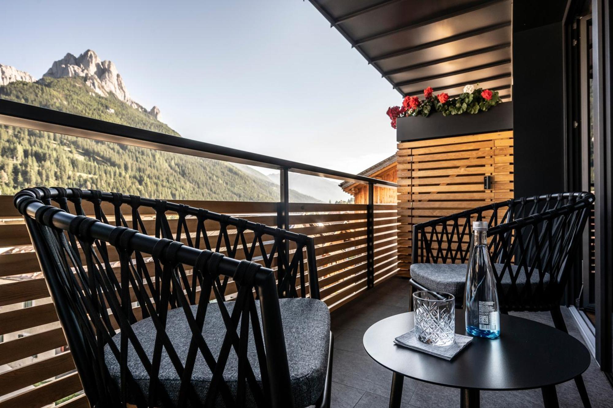 Hotel Ladinia Dolomites View Поцца-ді-Фасса Екстер'єр фото